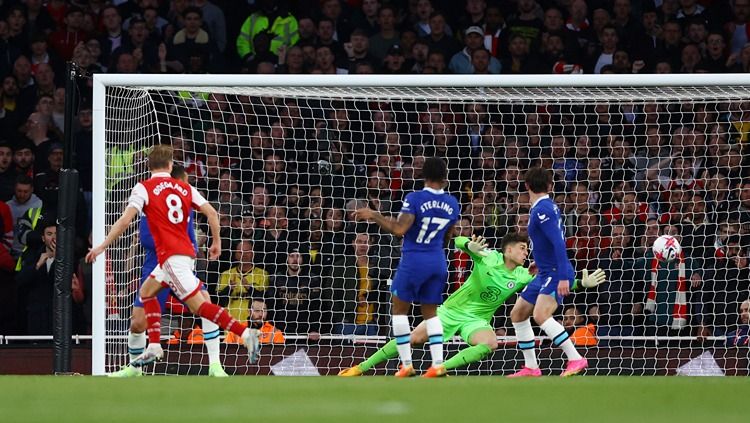 Martin Odegaard mencetak gol di laga Arsenal vs Chelsea (03/05/23). (Foto: Reuters/Matthew Childs) Copyright: © Reuters/Matthew Childs