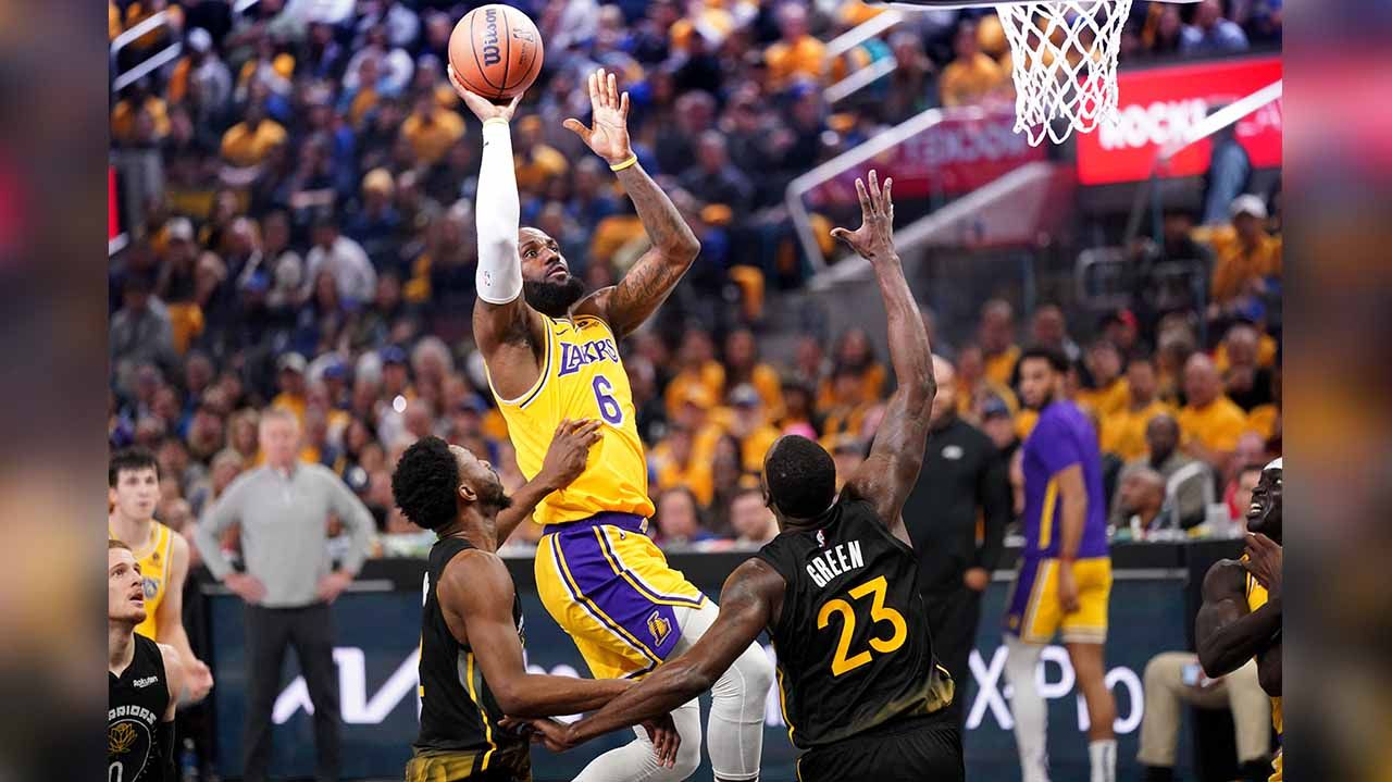 Rekap hasil NBA, Jumat (05/05/23), sajikan Golden State Warriors yang samakan kedudukan dengan menggeprek Los Angeles Lakers. Copyright: © REUTERS/Cary Edmondson