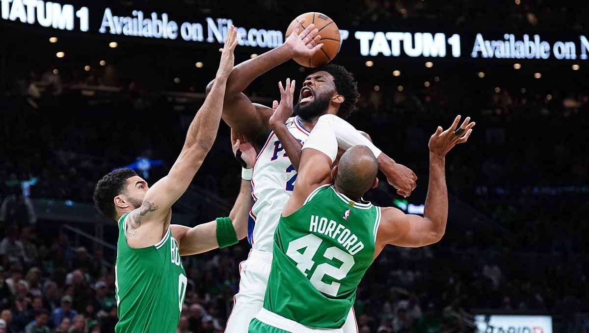 Pebasket Boston Celtics Jayson Tatum ditahan dua pebasket Philadelphia 76ers pada pertandingan playoff NBA 2023 di TD Garden. (Foto: REUTERS/David Butler II) Copyright: © REUTERS/David Butler II