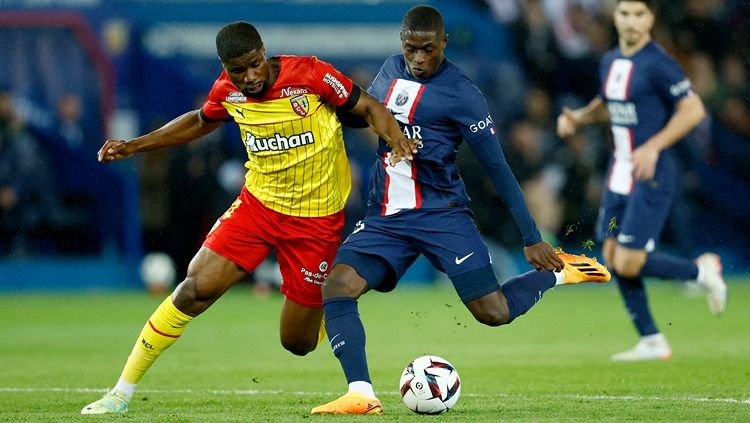 Kevin Danso (kiri) berduel dengan Nuno Mendes di laga PSG vs Lens (16/04/23). (Foto: REUTERS/Gonzalo Fuentes) Copyright: © REUTERS/Gonzalo Fuentes