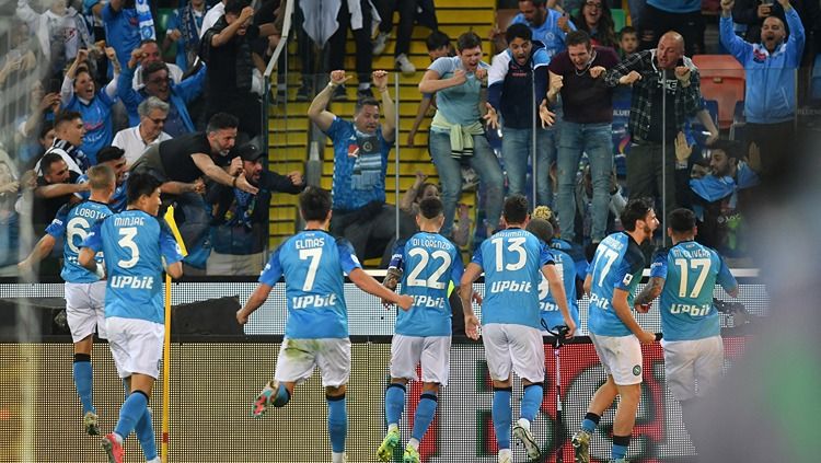 Selebrasi para pemain Napoli usai Victor Osimhen mencetak gol ke gawang Udinese, dan menjadi penentu Scudetto. (Foto: REUTERS/Jennifer Lorenzini) Copyright: © REUTERS/Jennifer Lorenzini