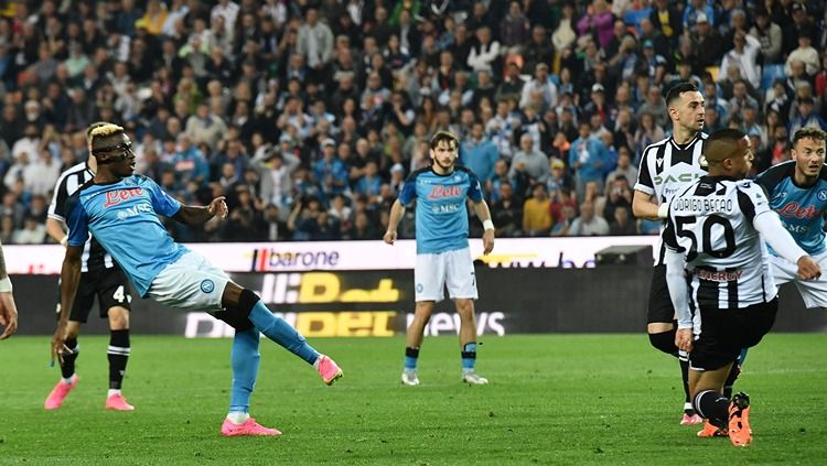 Victor Osimhen mencetak gol ke gawang Udinese sekaligus penentu gelar juara Napoli (05/05/23). (Foto: REUTERS/Jennifer Lorenzini) Copyright: © REUTERS/Jennifer Lorenzini