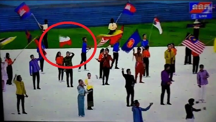 Bendera Indonesia dikibarkan terbalik dalam acara pre show opening ceremony SEA Games 2023. Copyright: © PRESS OCM Opening Ceremony