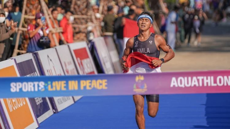 Indonesia raih medali emas pertama di SEA Games 2023 dari atlet aquathlon, Yashif Amilya Yaqin. Foto: NOC Indonesia/Rizki Fitrianto. Copyright: © NOC Indonesia/Rizki Fitrianto