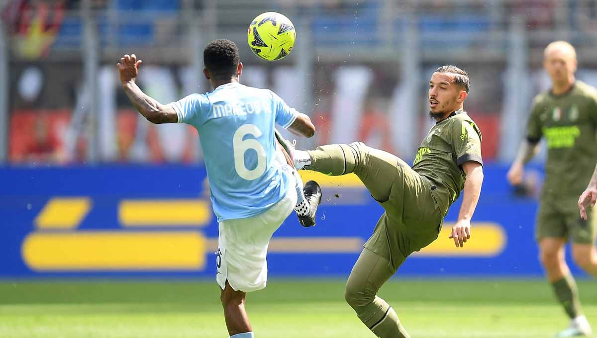 Duel pemain Lazio Marcos Antonio dengan pemain AC Milan Ismael Bennacer pada Serie A Italia, Sabtu (06/05/23). (Foto: REUTERS/Daniele Mascolo) Copyright: © REUTERS/Daniele Mascolo