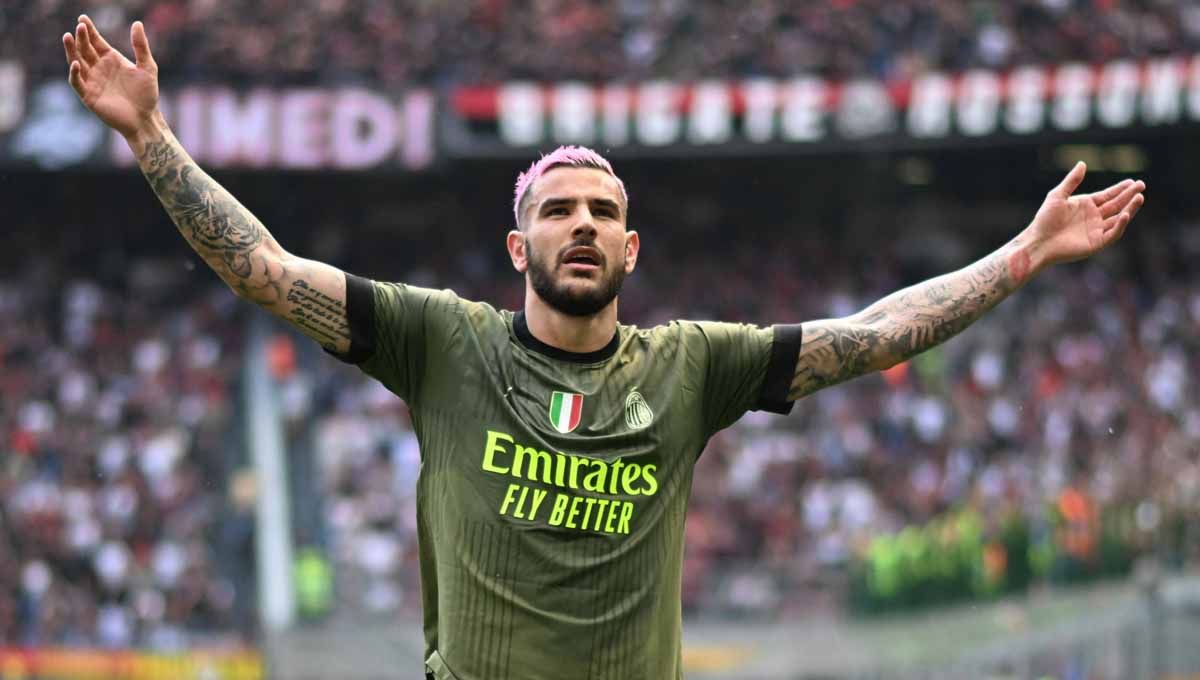 Selebrasi pemain AC Milan Theo Hernandez merayakan gol kedua pada laga Serie A Italia, Sabtu (06/05/23). (Foto: REUTERS/Daniele Mascolo) Copyright: © REUTERS/Daniele Mascolo