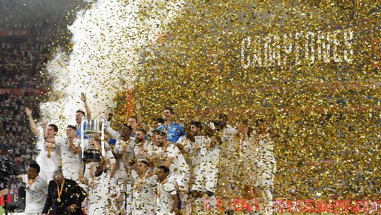Selebrasi Real Madrid usai menjuarai Copa del Rey 2022-2023. Copyright: © REUTERS/Marcelo Del Pozo