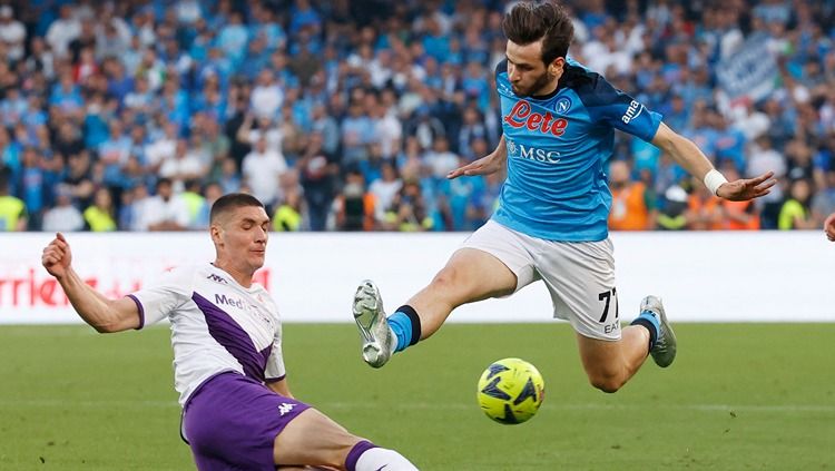 Khvicha Kvaratskhelia berduel dengan Nikola Milenkovic (kiri) di laga Napoli vs Fiorentina (07/05/23). (Foto: REUTERS/Ciro De Luca) Copyright: © REUTERS/Ciro De Luca