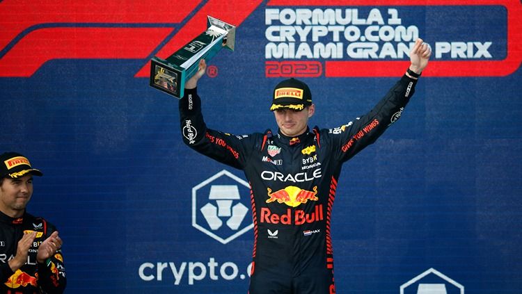 Dua pembalap Red Bull Racing, Max Verstappen dan Sergio Perez masih berjaya di puncak dalam update klasemen Formula 1 usai F1 GP Miami 2023. (Foto: REUTERS/Marco Bello) Copyright: © REUTERS/Marco Bello