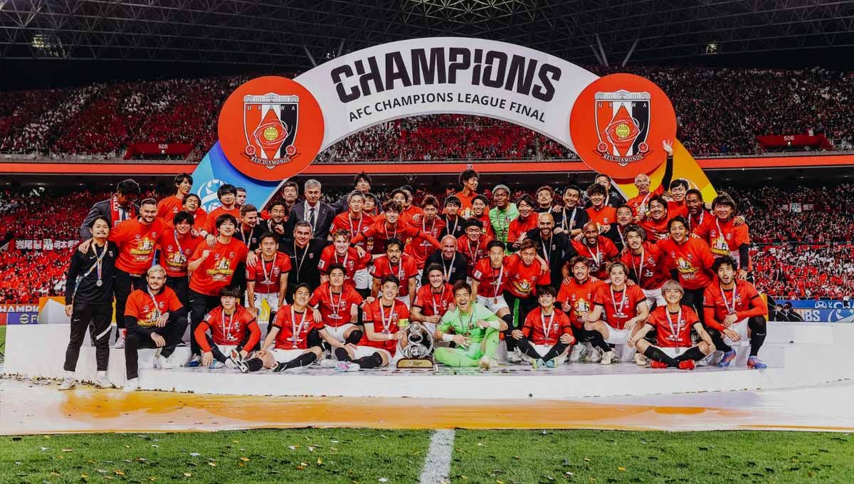 Zion Suzuki bersama Urawa Red Diamonds menjuarai Liga Champions Asia 2022. (Foto: JLeague) Copyright: © JLeague