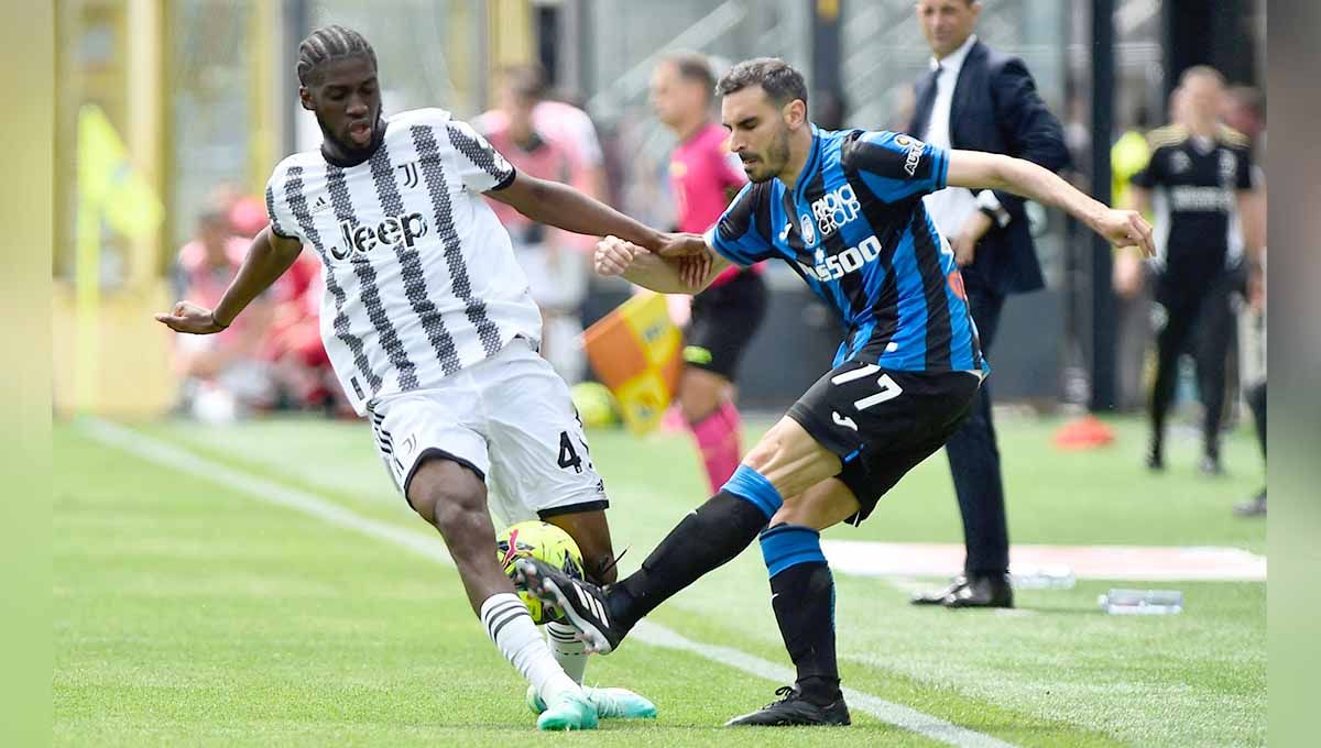 Duel pemain Juventus Samuel Iling-Junior dengan pemain Atalanta Davide Zappacosta dalam laga Serie A Italia. (Foto: REUTERS/Massimo Pinca) Copyright: © REUTERS/Massimo Pinca