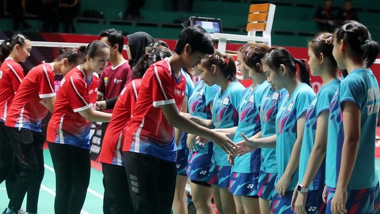Para pemain tim Indonesia dan Thailand berjabat tangan sebelum melakoni ajang bulutangkis beregu Polytron Superliga Junior 2023. (Foto: Megapro). Copyright: © Megapro