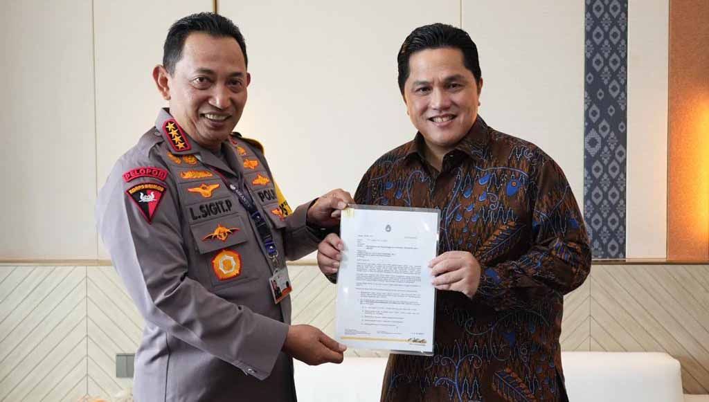 Erick Thohir serahkan jadwal Liga 1 ke Kapolri demi kepastian izin pertandingan. (Foto: PSSI) Copyright: © PSSI