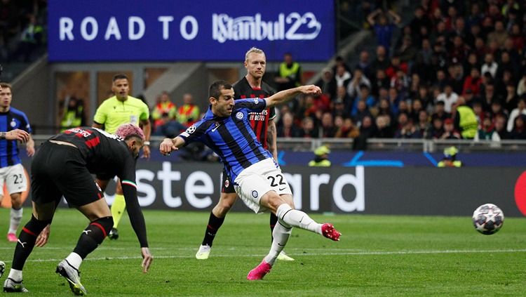 Henrikh Mkhitaryan mencetak gol di laga AC Milan vs Inter Milan (11/05/23). (Foto: REUTERS/Alessandro Garofalo) Copyright: © REUTERS/Alessandro Garofalo