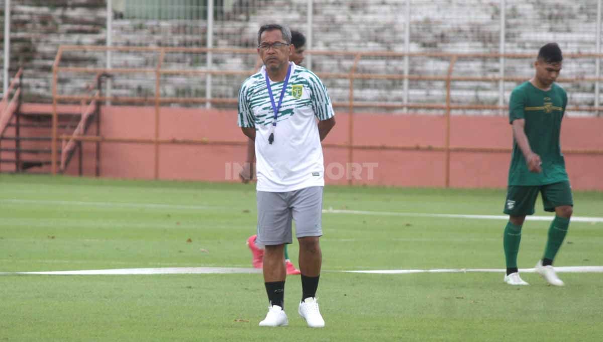 Latihan perdana Persebaya Surabaya di Stadion Gelora 10 November dipimpin Aji Santoso. Copyright: © Fitra Herdian/INDOSPORT