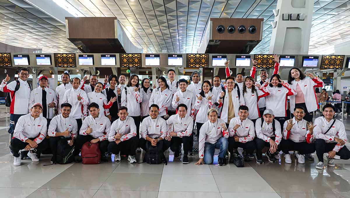Berbekat tekad kuat dan semangat kebersamaan, tim bulutangkis Indonesia meninggalkan Tanah Air dan bertolak ke Suzhou, China, jelang Piala Sudirman 2023. Copyright: © PBSI