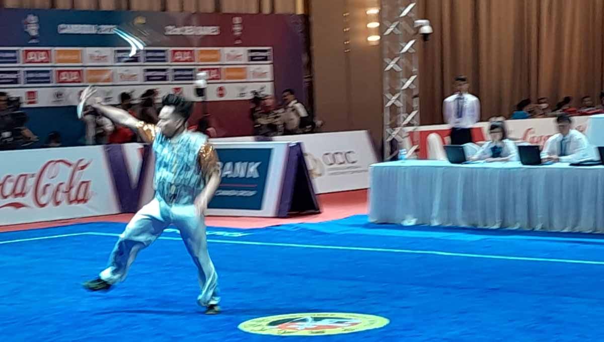 Atlet Taolu Indonesia, Muhammad Daffa Golden Boy menyumbangkan medali emas pertama dari nomor gabungan Jiangshu-Qiangshu Putra bagi Kontingen Merah Putih dari cabang olahraga wushu SEA Games 2023 Kamboja. (Foto: NOC Indonesia) Copyright: © NOC Indonesia