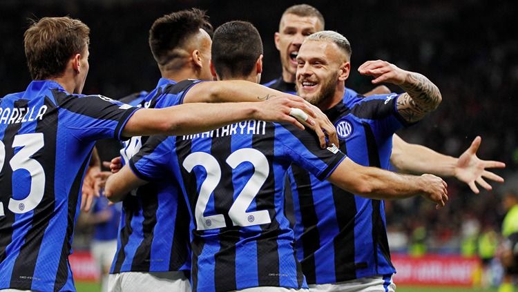 Federico Dimarco merayakan gol Henrikh Mkhitaryan bersama Nicolo Barella, Lautaro Martinez, dan Edin Dzeko di laga AC Milan vs Inter Milan (11/05/23). (Foto: REUTERS/Alessandro Garofalo) Copyright: © REUTERS/Alessandro Garofalo