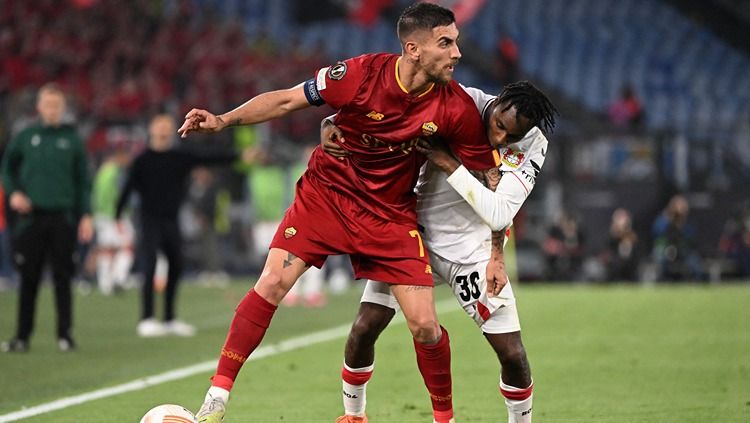 Lorenzo Pellegrini (kiri) berduel dengan Jeremie Frimpong di laga AS Roma vs Bayer Leverkusen (12/05/23). (Foto: REUTERS/Alberto Lingria) Copyright: © REUTERS/Alberto Lingria