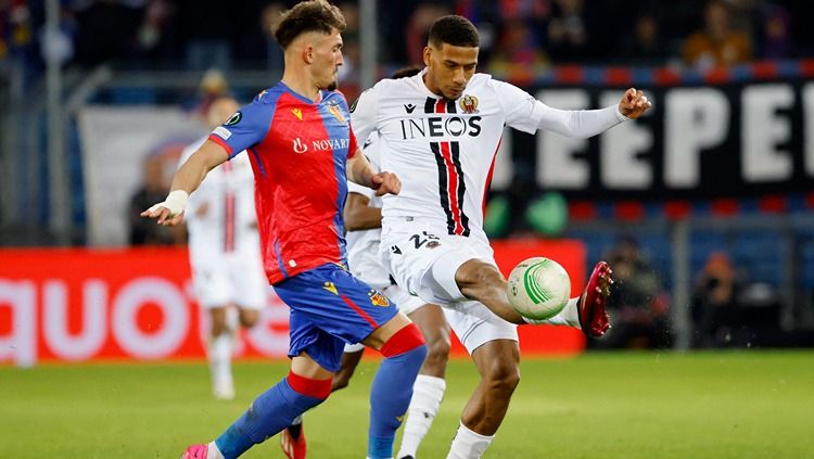 Eks bek Barcelona, Jean-Clair Todibo, malah bersyukur usai batal gabung raksasa Liga Inggris, Manchester United, di bursa transfer musim panas 2023. (Foto: REUTERS/Stefan Wermuth) Copyright: © REUTERS/Stefan Wermuth