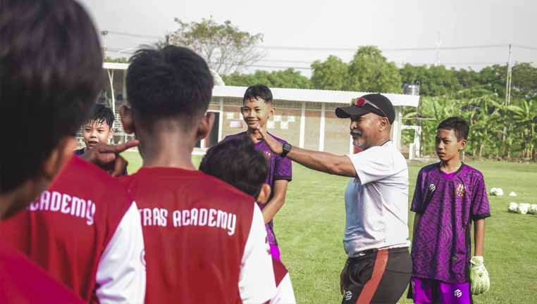 Direktur Akademi Deltras FC, Fakhri Husaini saat memberi arahan. Deltras FC akan jadi tuan rumah AFC Grassroot Football 2023. Copyright: © MO Deltras FC