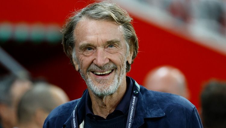 Sir Jim Ratcliffe dikabarkan serius untuk mendepak Erik ten Hag dari klub Liga Inggris, Manchester United, dan digantikan oleh pelatih dari Italia. Copyright: © REUTERS/Eric Gaillard