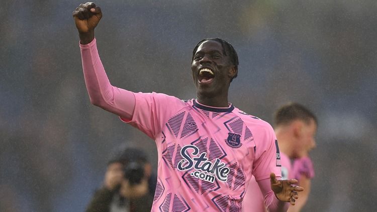 Gelandang Everton, Amadou Onana, di laga kontra Brighton (08/05/23). (Foto: Reuters/Matthew Childs) Copyright: © Reuters/Matthew Childs