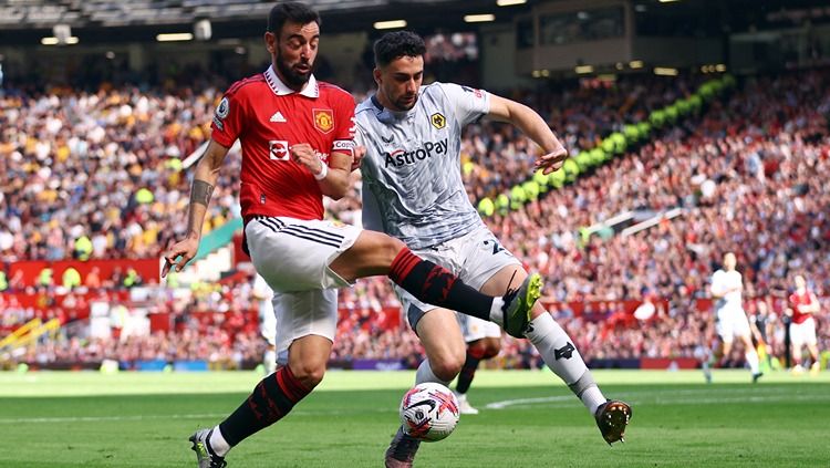 Bruno Fernandes berduel dengan Max Kilman di laga Manchester United vs Wolverhampton Wanderers (13/05/23). (Foto: REUTERS/Carl Recine) Copyright: © REUTERS/Carl Recine