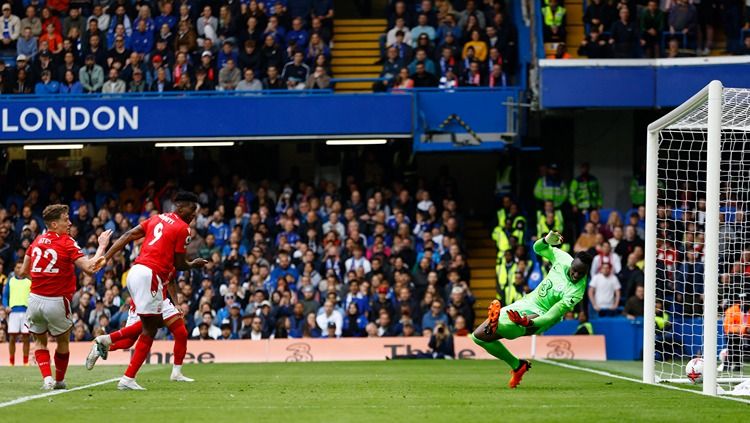 Taiwo Awoniyi mencetak gol di laga Chelsea vs Nottingham Forest (13/05/23). (Foto: Reuters/Andrew Boyers) Copyright: © Reuters/Andrew Boyers