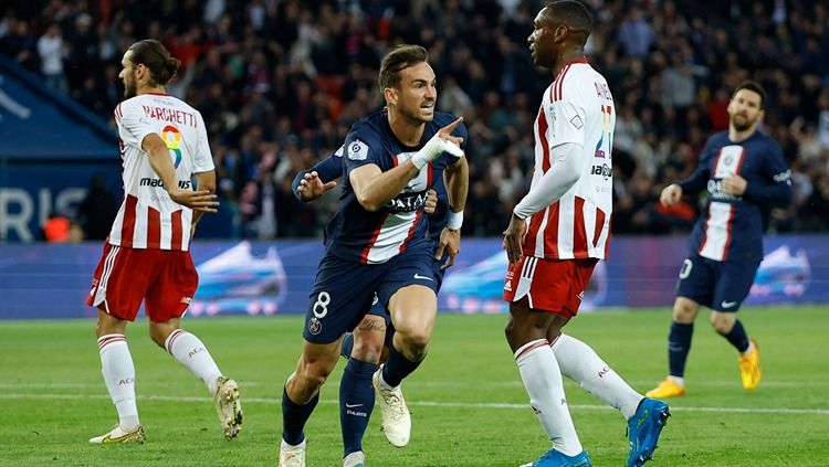 Selebrasi Fabian Ruiz usai mencetak gol di laga Paris Saint-Germain vs Ajaccio (14/05/23). (Foto: REUTERS/Christian Hartmann) Copyright: © REUTERS/Christian Hartmann
