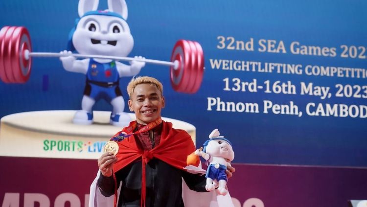 Lifter Indonesia, Eko Yuli raih medali emas SEA Games 2023. Copyright: © CdM Indonesia SG 2023 / Evan Andraws