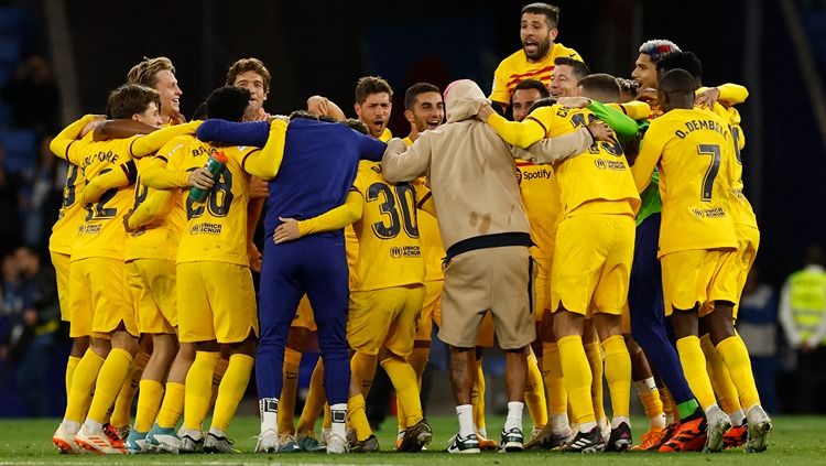 Para pemain Barcelona merayakan gelar juara Liga Spanyol 2022/23 usai menang atas Espanyol (15/05/23). (Foto: REUTERS/Albert Gea) Copyright: © REUTERS/Albert Gea