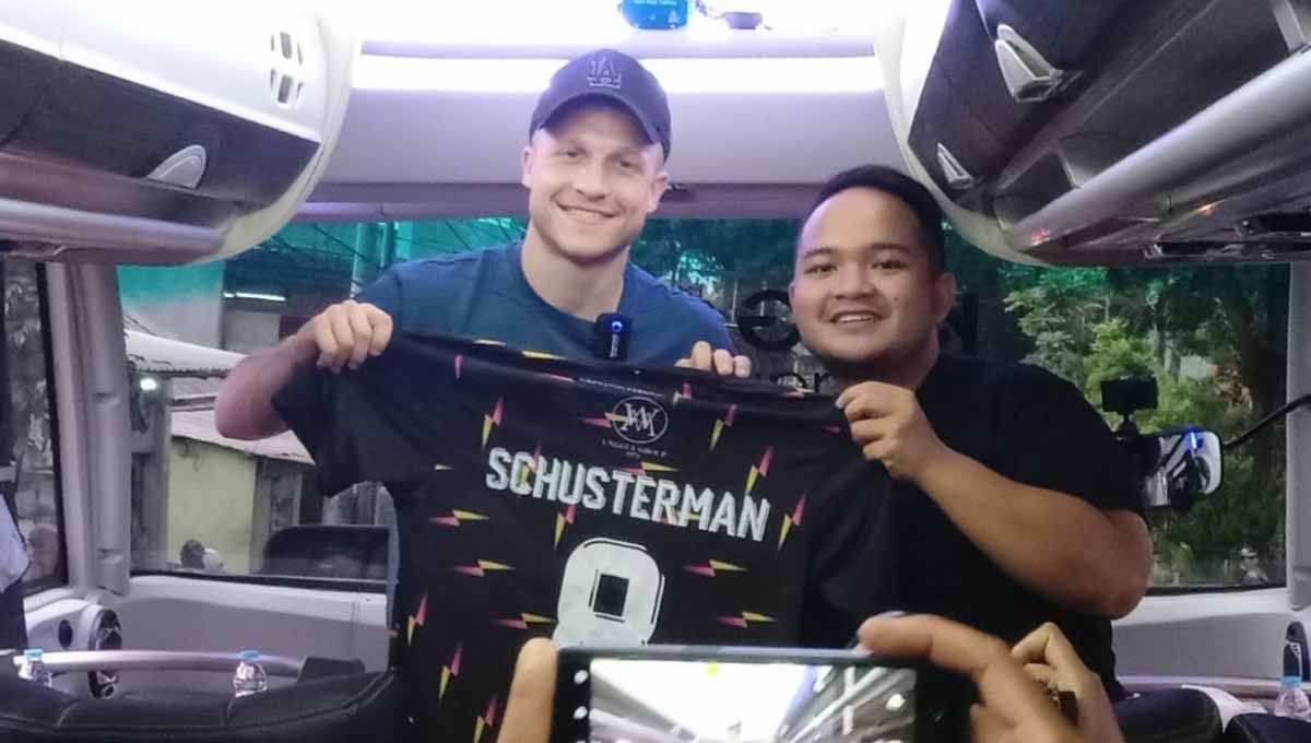 Facundo Schusterman dikenalkan owner Unggul FC, Nicola Reza Samudra. Copyright: © Ian Setiawan/INDOSPORT