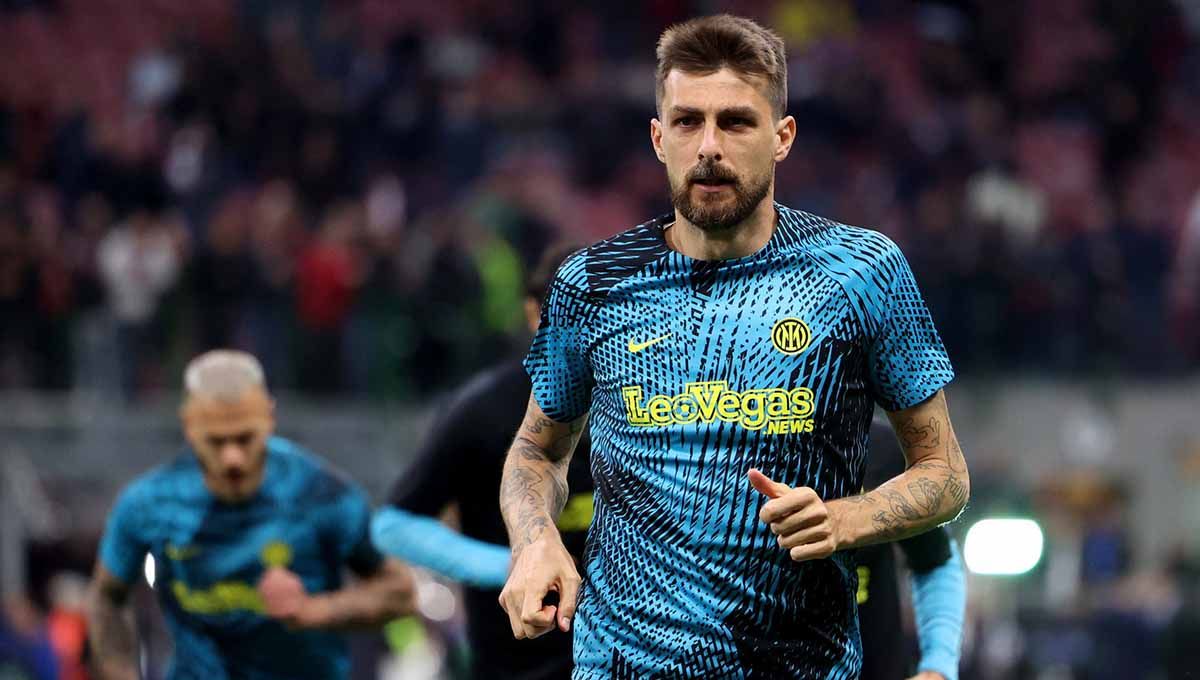 Francesco Acerbi tidak bisa menyembunyikan rasa frustrasinya setelah Inter Milan mendapat kekalahan pertama mereka dari Sassuolo di Liga Italia 2023/24. Copyright: © REUTERS/Claudia Greco