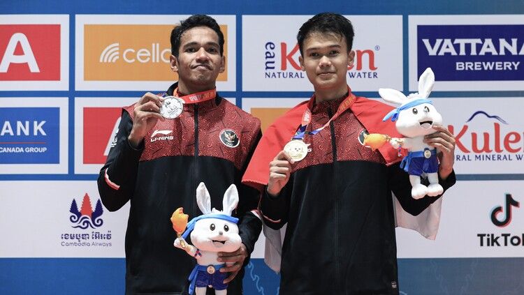 Chico Aura Dwi Wardoyo dan Christian Adinata di podium juara bulutangkis tunggal putra SEA Games 2023. Keduanya adalah sahabat dari almarhum Syabda Perkasa Belawa. (Foto: PBSI). Copyright: © PBSI