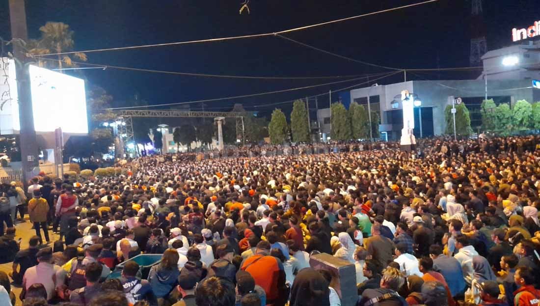 Ribuan warga Solo saat menghadiri acara nonton bareng final sepak bola SEA Games 2023 di depan Balaikota Solo, Selasa (16/5/23). Copyright: © Nofik Lukman Hakim/INDOSPORT