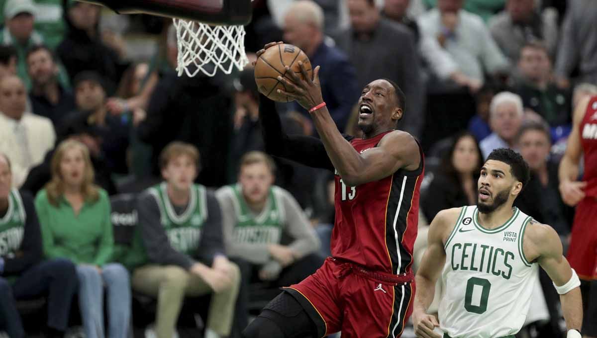 Simak link live streaming gim 4 Final Wilayah Timur NBA antara Miami Heat vs Boston Celtics, Rabu (24/04/23), pukul 07.30 WIB di FTX Arena. Copyright: © REUTERS/Bob DeChiara