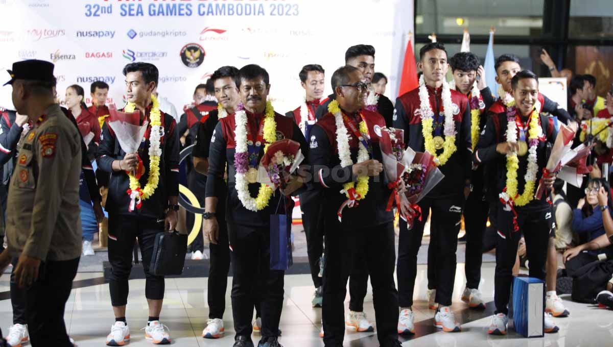 Acara penyambutan kepulangan Timnas Indonesia U-22 yang berhasil meraih medali emas SEA Games 2023 yang dihadiri Waketum PSSI Zainudin Amali, Exco PSSI serta ratusan suporter di Terminal 3 Bandara Soekarno-Hatta, Kamis (18/05/23). Copyright: © Herry Ibrahim/INDOSPORT