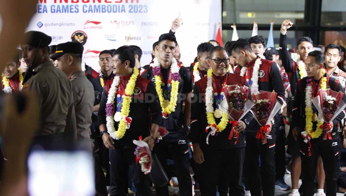 Acara penyambutan kepulangan Timnas Indonesia U-22 yang berhasil meraih medali emas SEA Games 2023 yang dihadiri Waketum PSSI Zainudin Amali, Exco PSSI serta ratusan suporter di Terminal 3 Bandara Soekarno-Hatta, Kamis (18/05/23). Copyright: © Herry Ibrahim/INDOSPORT