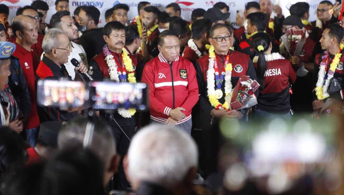 Arak-arakan Timnas Indonesia U-22 yang menjuarai medali emas SEA Games 2023 berubah haluan di mana hal itu tak luput dari kritikan netizen. Copyright: © Herry Ibrahim/INDOSPORT