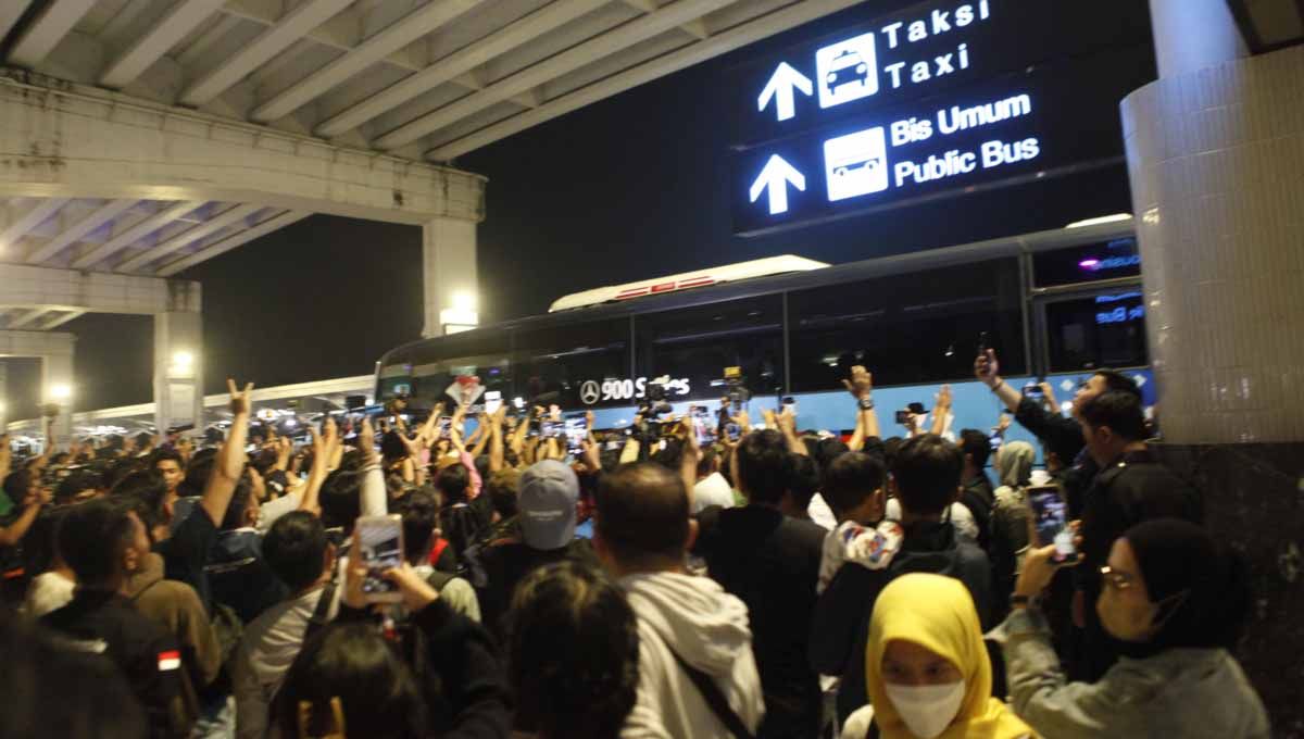 Acara penyambutan kepulangan Timnas Indonesia U-22 yang berhasil meraih medali emas SEA Games 2023 yang dihadiri Waketum PSSI Zainudin Amali, Exco PSSI serta ratusan suporter di Terminal 3 Bandara Soekarno-Hatta, Kamis (18/05/23). Copyright: © Herry Ibrahim/INDOSPORT