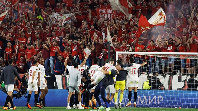 Selebrasi para pemain Sevilla usai mengalahkan Juventus dan melangkah ke final Liga Europa (19/05/23). (Foto: REUTERS/Jon Nazca) Copyright: © REUTERS/Jon Nazca