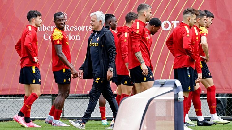 Jose Mourinho kala memimpin latihan para pemain AS Roma (17/05/23). (Foto: REUTERS/Ciro De Luca) Copyright: © REUTERS/Ciro De Luca