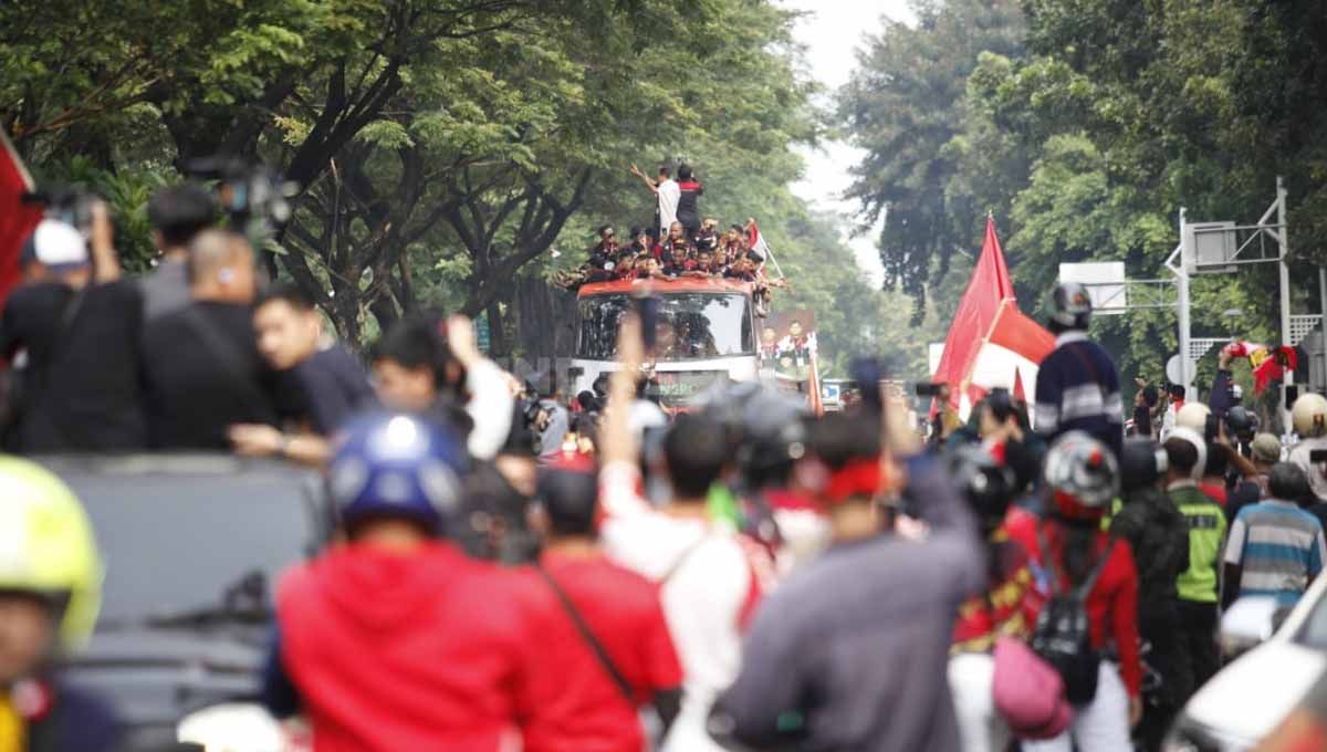 Sejumlah supporter bersiap menyambut rombongan Timnas Indonesia U-22 di spot akhir arak-arakan, VIP Barat Stadion Utama GBK, Jakarta, Jumat (19/05/23). Copyright: © Herry Ibrahim/INDOSPORT