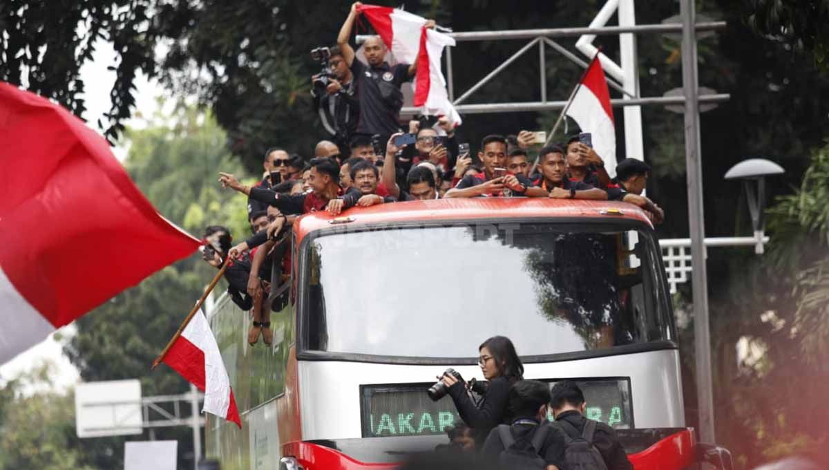 Sejumlah supporter bersiap menyambut rombongan Timnas Indonesia U-22 di spot akhir arak-arakan, VIP Barat Stadion Utama GBK, Jakarta, Jumat (19/05/23). Copyright: © Herry Ibrahim/INDOSPORT