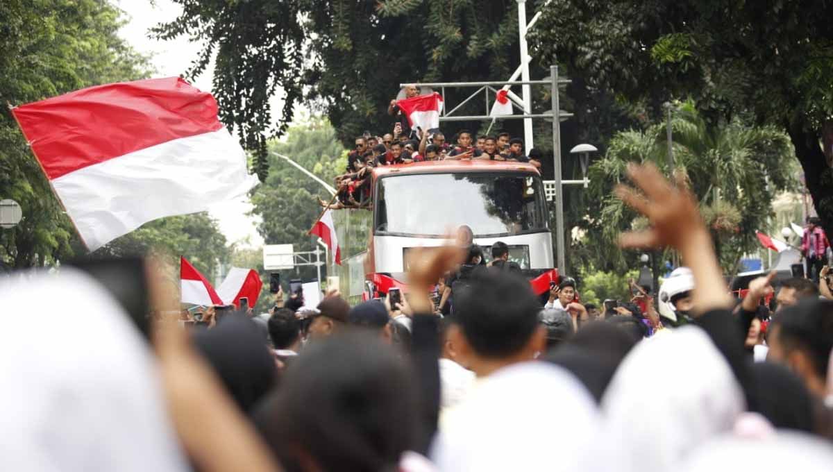 Sejumlah supporter bersiap menyambut rombongan Timnas Indonesia U-22 di spot akhir arak-arakan, VIP Barat Stadion Utama GBK, Jakarta, Jumat (19/05/23). Copyright: © Herry Ibrahim/INDOSPORT