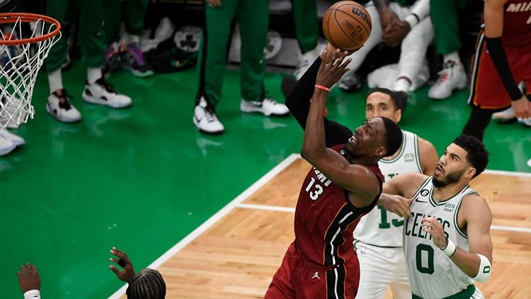 Aksi Bam Adebayo di final Wilayah Timur NBA 2022/2023 Boston Celtics vs Miami Heat (20/05/23). (Foto: Reuters/Bob DeChiara-USA TODAY Sports) Copyright: © Reuters/Bob DeChiara-USA TODAY Sports