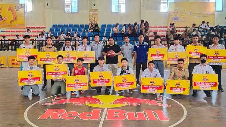Foto bersama perwakilan peserta dengan Brand Manager Red Bull Indonesia, Johan Pasaribu, Sabtu (20/05/23). Copyright: © Aldi Aulia Anwar/INDOSPORT