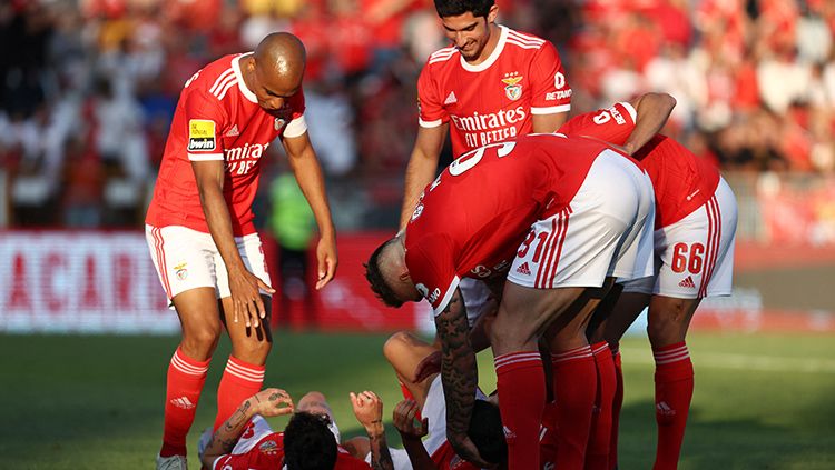 Selebrasi para pemain Benfica usai cetak gol ke gawang Portimonense di Liga Portugal. Copyright: © REUTERS/Rodrigo Antunes