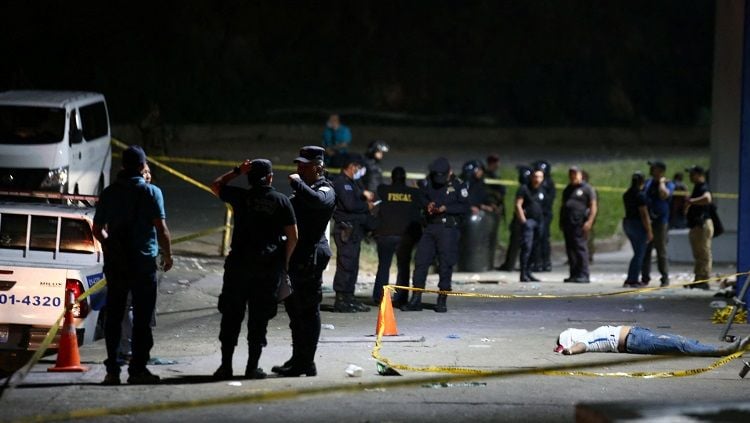 Kerusuhan sepak bola di El Salvador. Copyright: © REUTERS/ Jose Cabezas